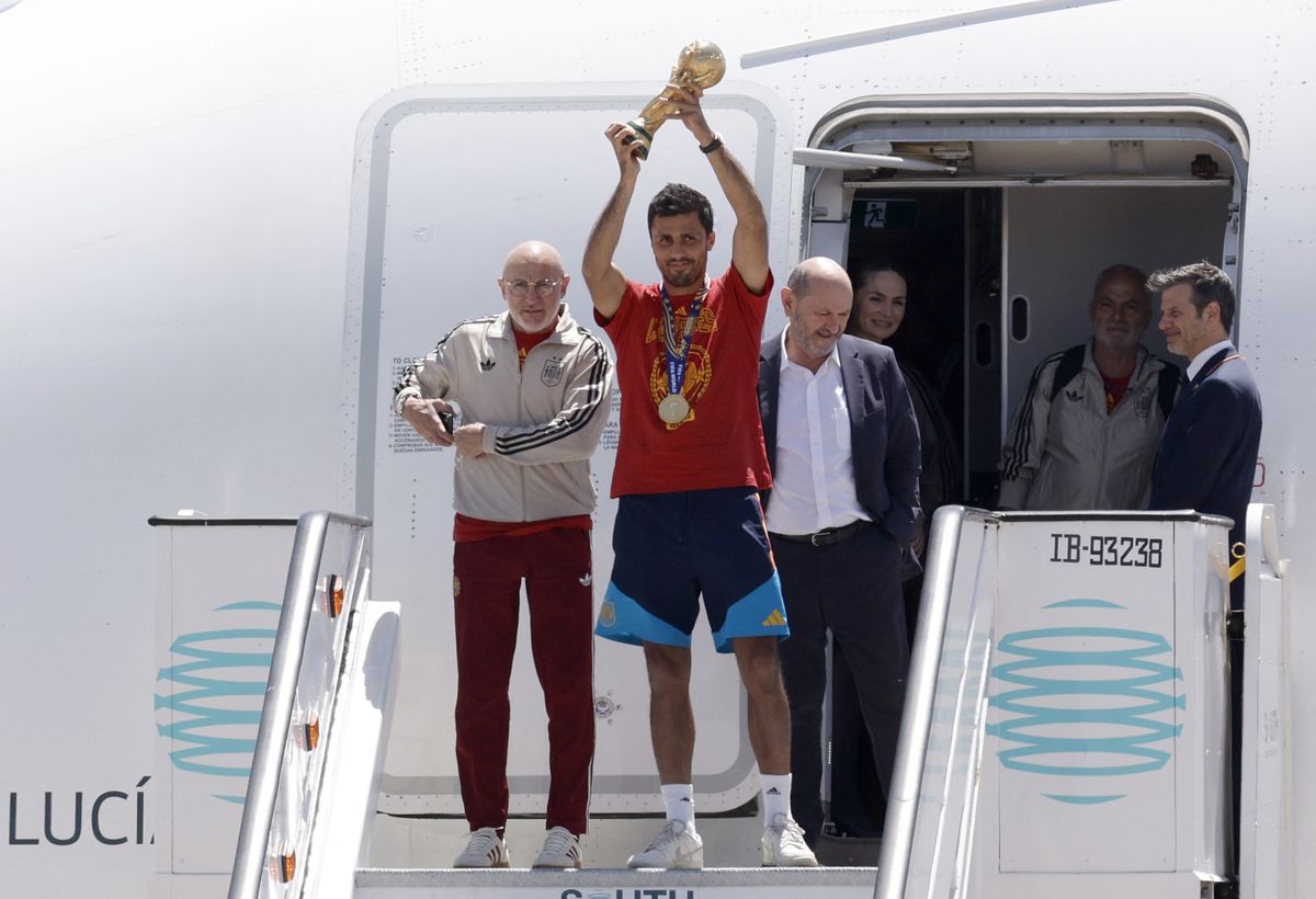 Luis de la Fuente, Rodri, and RFEF president Rafael Louzán arrive at Barajas Airport with the World Cup trophy.