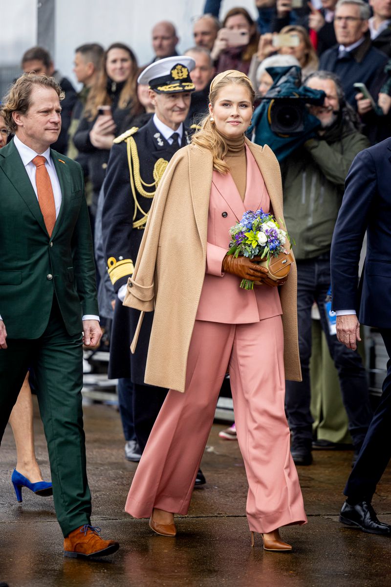 Amalia also knows how to dress down with style. 