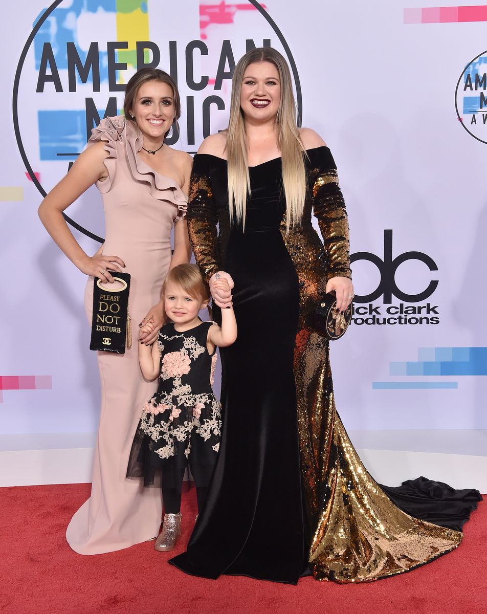  Singer-songwriter Kelly Clarkson, daughter River Rose Blackstock and stepdaughter Savannah Blackstock arrive at the 2017 American Music Awards at Microsoft Theater on November 19, 2017 in Los Angeles, California.  (Photo by Axelle/Bauer-Griffin/FilmMagic)