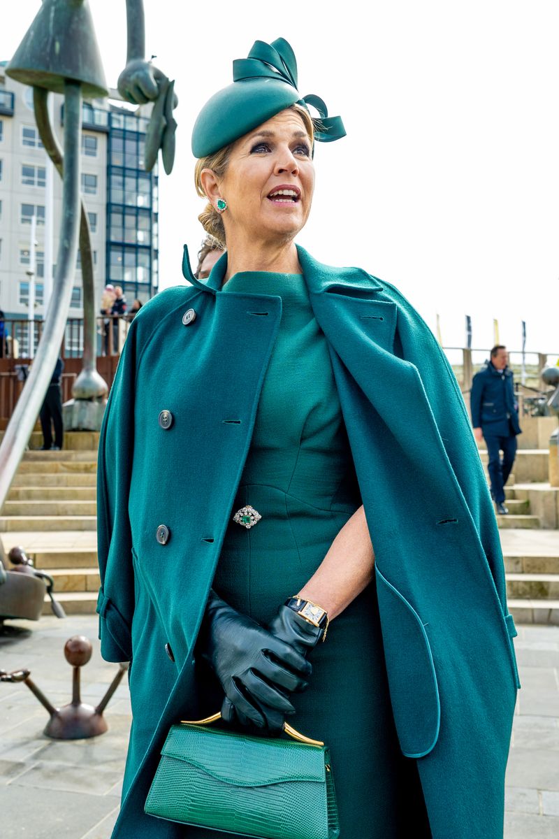 The real surprise was the brooch placed at her waist, an emerald and diamond piece that, while similar to others in her collection, presents subtle differences that suggest it may be an unseen or rarely worn jewel.