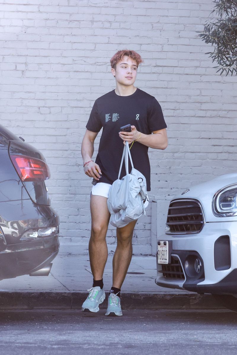 Photo 2026 Backgrid/The Grosby Group
EXCLUSIVE
Los Angeles, CA 19 OCTOBER 2026
Knox Leon Jolie-Pitt was seen leaving a Muay Thai class in Los Angeles, days after reports that he had changed his phone number and dropped his fathers surname. Recent reports have identified him as Knox Jolie, although no legal name change has been confirmed. ****
Jessica Alba y su novio, Danny Ramirez, fueron vistos saliendo de una sesión de entrenamiento y comprando café para llevar el lunes por la mañana en West Hollywood. Alba mantuvo un estilo deportivo con un sujetador deportivo negro, leggings negros y zapatillas blancas, que combinó con una gorra de béisbol y un bolso hobo color burdeos de Chanel.
Byline: GEDU, SALA/Terma, SL / BACKGRID/GROSBY GROUP