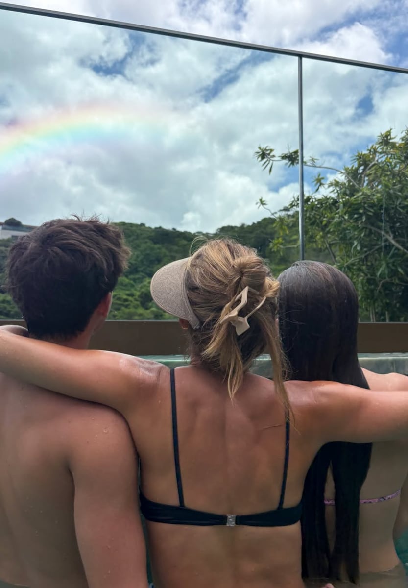 Bündchen posed with her children by a rainbow while enjoying a pool day.
