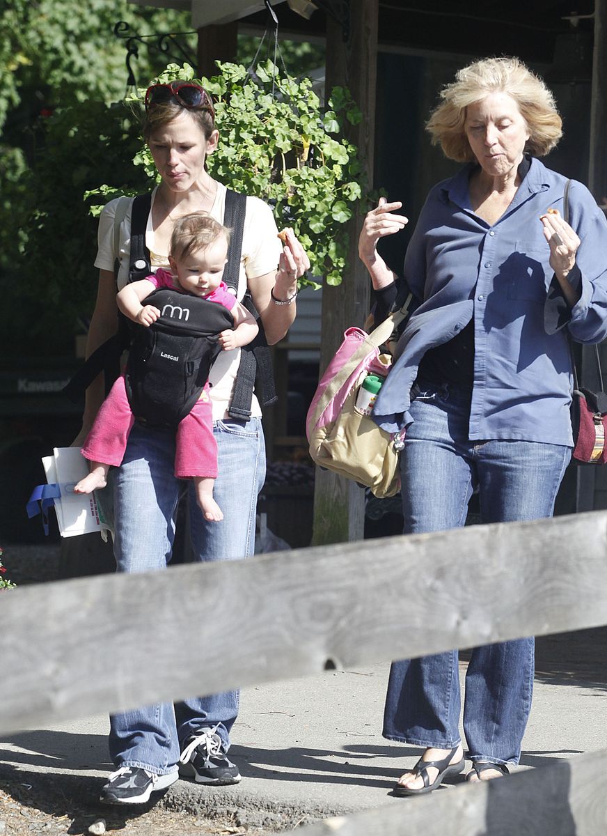 Jennifer Garner and Chris with a mini Finn near Boston, Massachusetts, on September 29, 2009