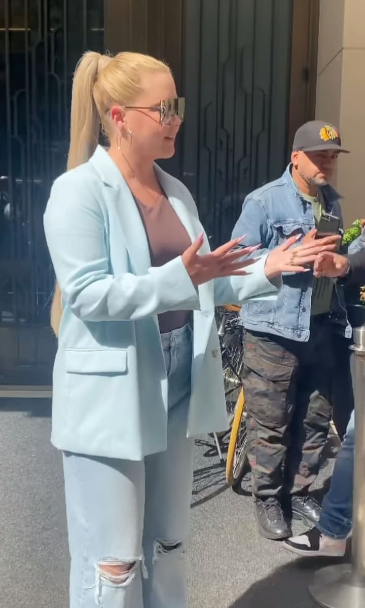 Amy Schumer transforms into new sister ‘Kamy Kardashian’