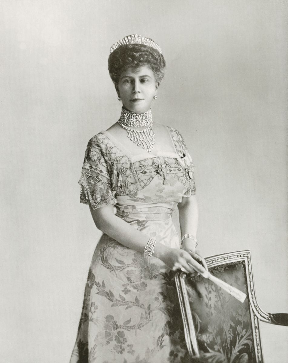 La reina María era propietaria de la célebre Fringe Tiara, una joya que más tarde llevarían tres novias reales británicas.