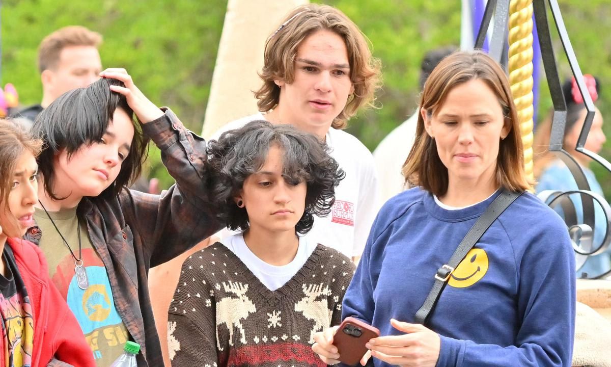 Jennifer Garner takes kids to Disneyland
