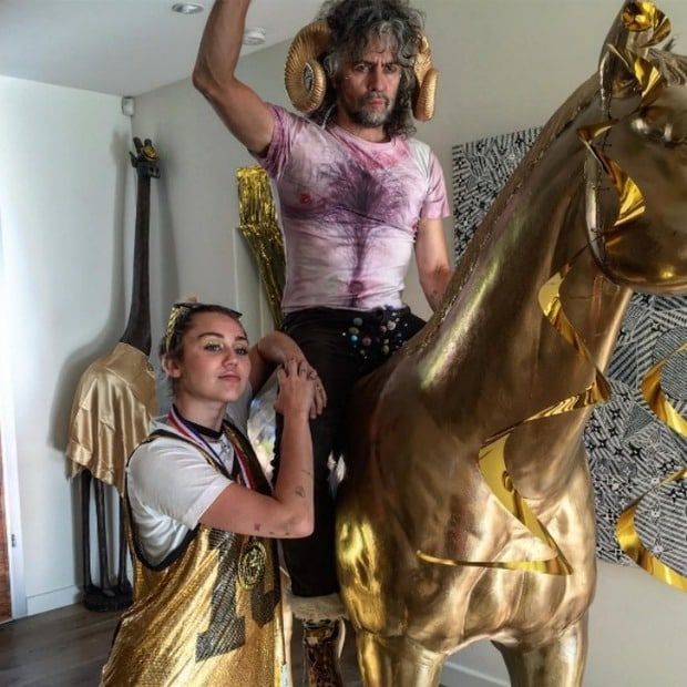 Miley showed off her gold with friend and tour mate Wayne Coyne.
<br>
Photo: Instagram/@waynecoyne5