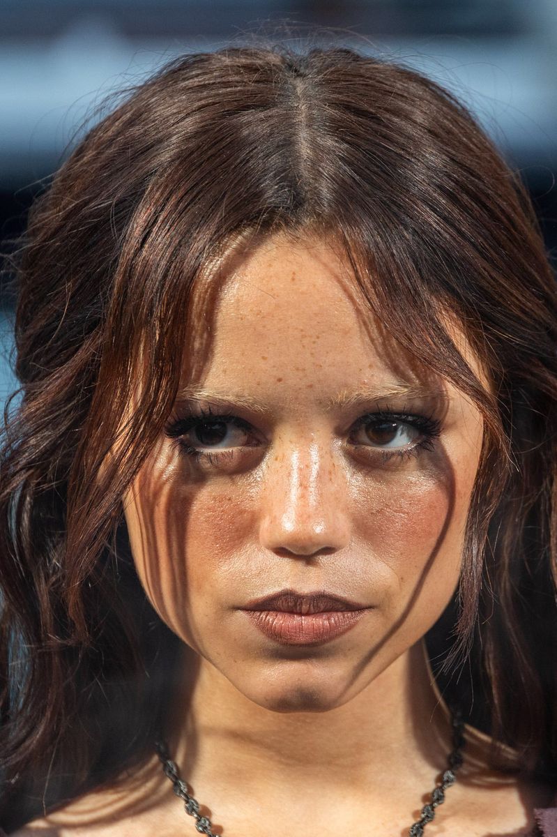 Her eyes were subtly rimmed in smoky black with elongated lashes, giving her the stunning gaze fans know and love. 