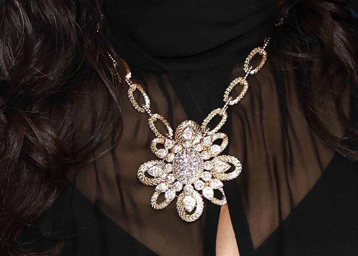  Salma Hayek, necklace detail, attends the 11th Breakthrough Prize Ceremony at Barker Hangar on April 05, 2025 in Santa Monica, California. (Photo by Matt Winkelmeyer/FilmMagic)