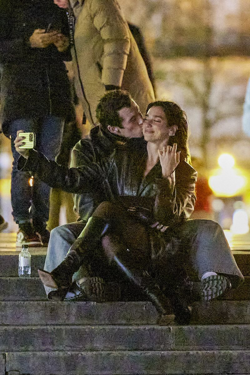 Dua Lipa y Callum Turner llevan su amor a París - Abundan los rumores de compromiso