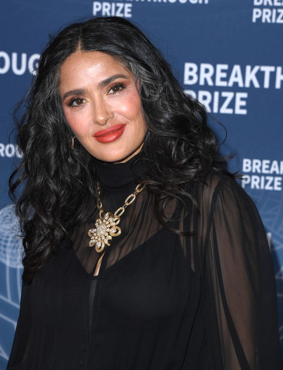  Salma Hayek arrives at the 11th Breakthrough Prize Ceremony at Barker Hangar on April 05, 2025 in Santa Monica, California.  (Photo by Steve Granitz/FilmMagic)