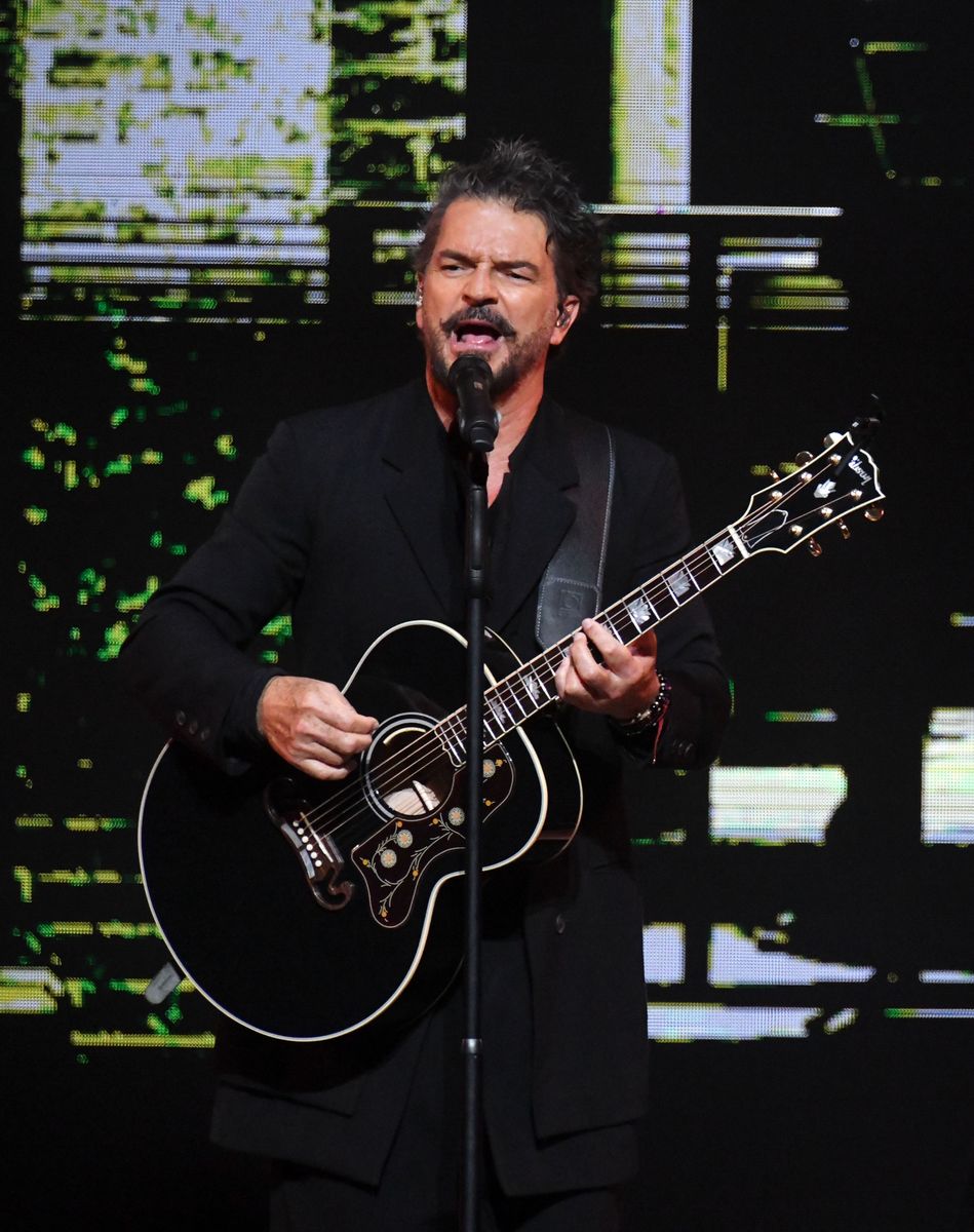  Ricardo Arjona performs during his "Blanco Y Negro: Volver" Tour at Amway Center on June 21, 2023 in Orlando, Florida. (Photo by Gerardo Mora/Getty Images)