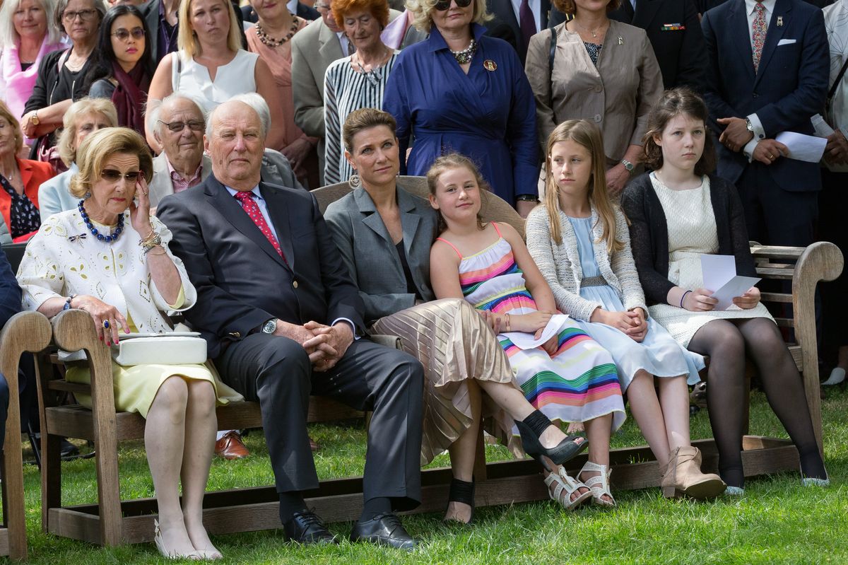 Always attentive to his granddaughters, King Harald was their greatest support when their father, the writer Ari Behn, died.