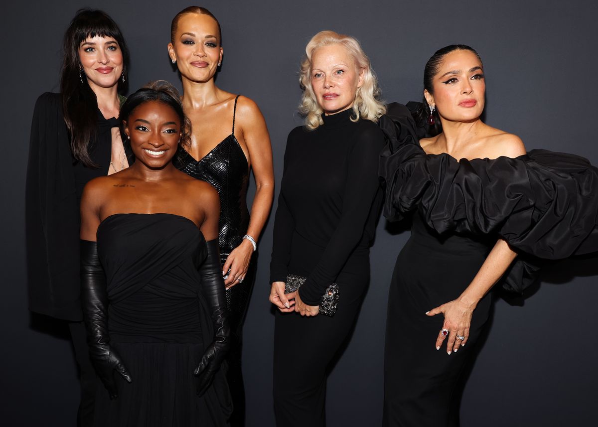 Dakota Johnson, Simone Biles, Rita Ora, Pamela Anderson y Salma Hayek Pinault asisten a la quinta cena anual Caring For Women de la Fundación Kering en The Pool el 10 de septiembre de 2026 en la ciudad de Nueva York