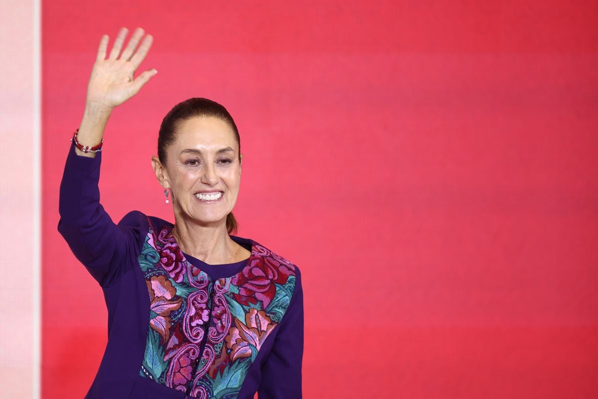 Claudia Sheinbaum of ''Sigamos Haciendo Historia'' waves at supporters 