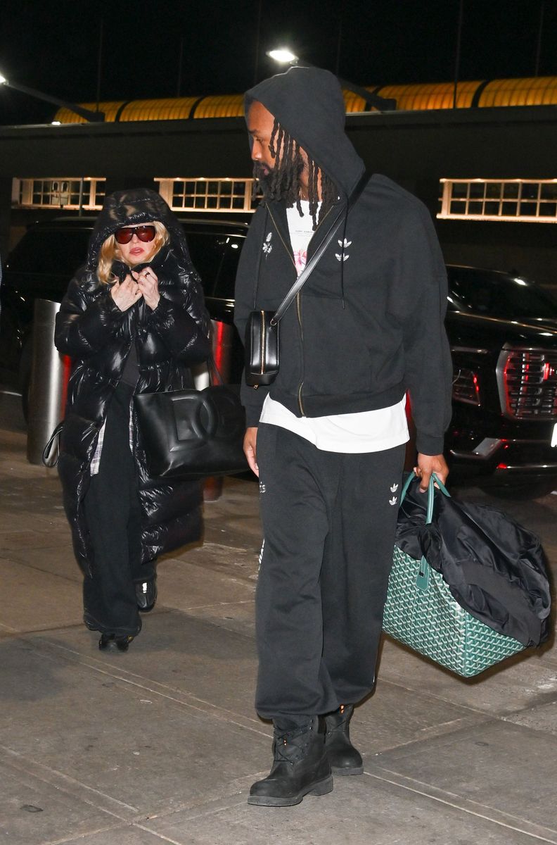 Photo © 2026 The Image Direct/The Grosby Group

EXCLUSIVE
New York City, NY, May 12, 2026. Madonna and boyfriend Akeem Morris were spotted at JFK Airport in New York City. The pair stayedclose as Morris was seen with his arm around the singer. Madonna wore a black jacket and carried a medium logo shopper bag, while Morris accessorized with a crossbody bag and a tote bag during their airport arrival. 
***
Madonna y su novio Akeem Morris fueron vistos en el aeropuerto JFK de Nueva York. La pareja se mostró cercana mientras Morris rodeaba con el brazo a la cantante. Madonna lució una chaqueta negra y llevó un bolso shopper mediano con logo, mientras Morris complementó su look con un bolso cruzado y un tote bag durante su llegada al aeropuerto.