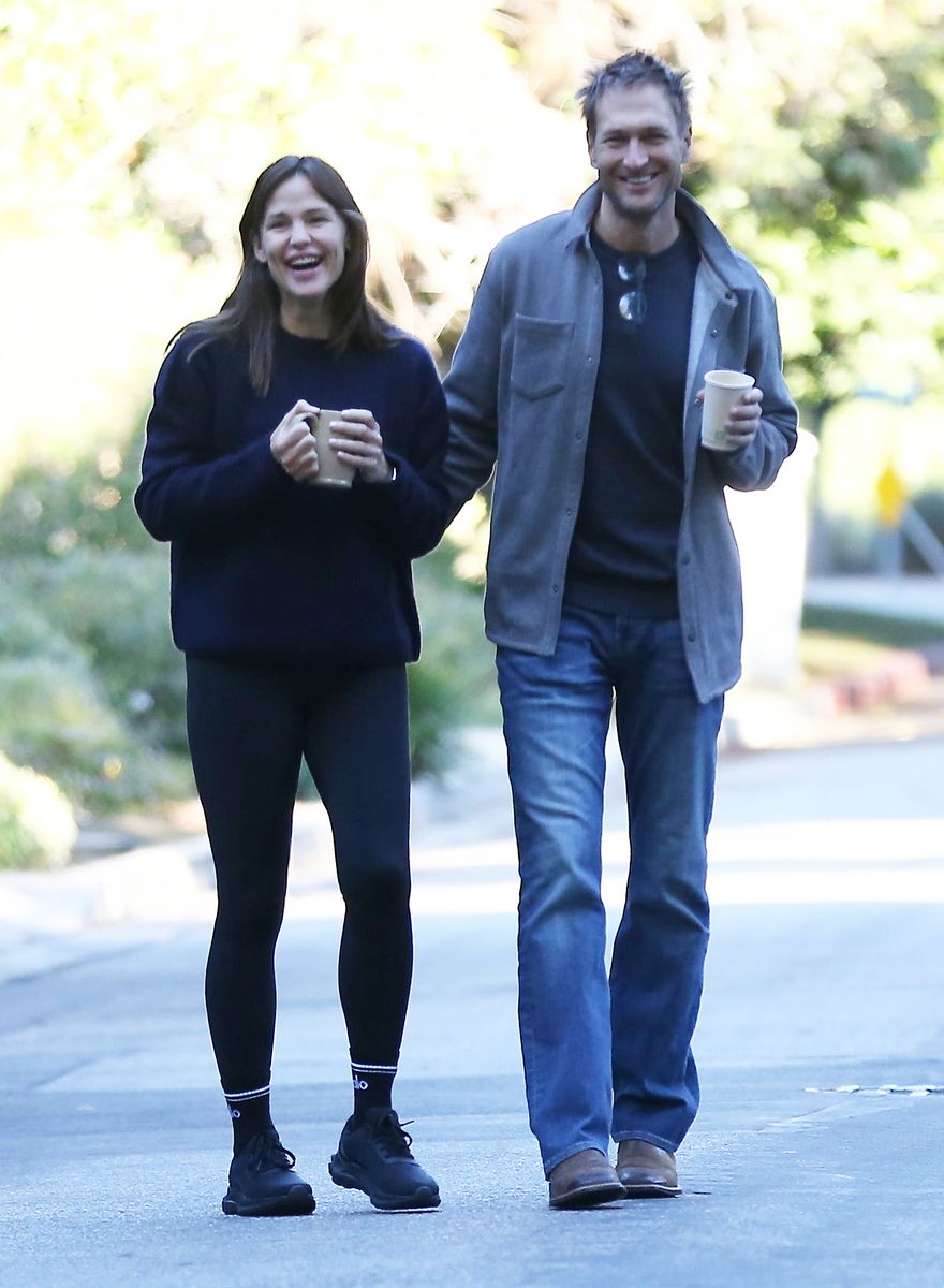 Jennifer Garner was spotted enjoying a romantic dinner with her boyfriend, businessman John C. Miller. 