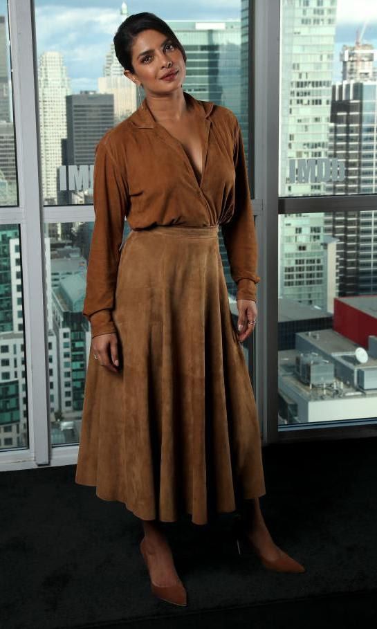 Priyanka Chopra en atuendo monocromático en tonos camel