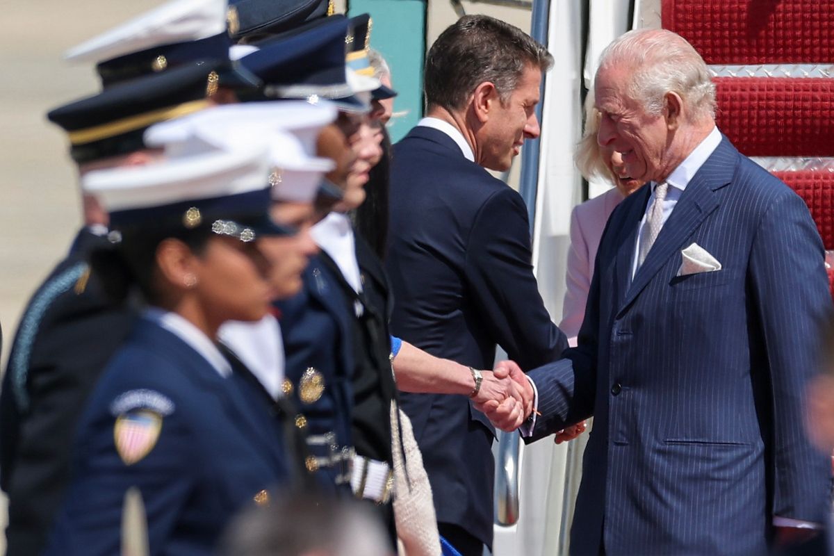 The greetings were formal but warm, marking the start of a visit designed to emphasize long-standing ties between the two nations.