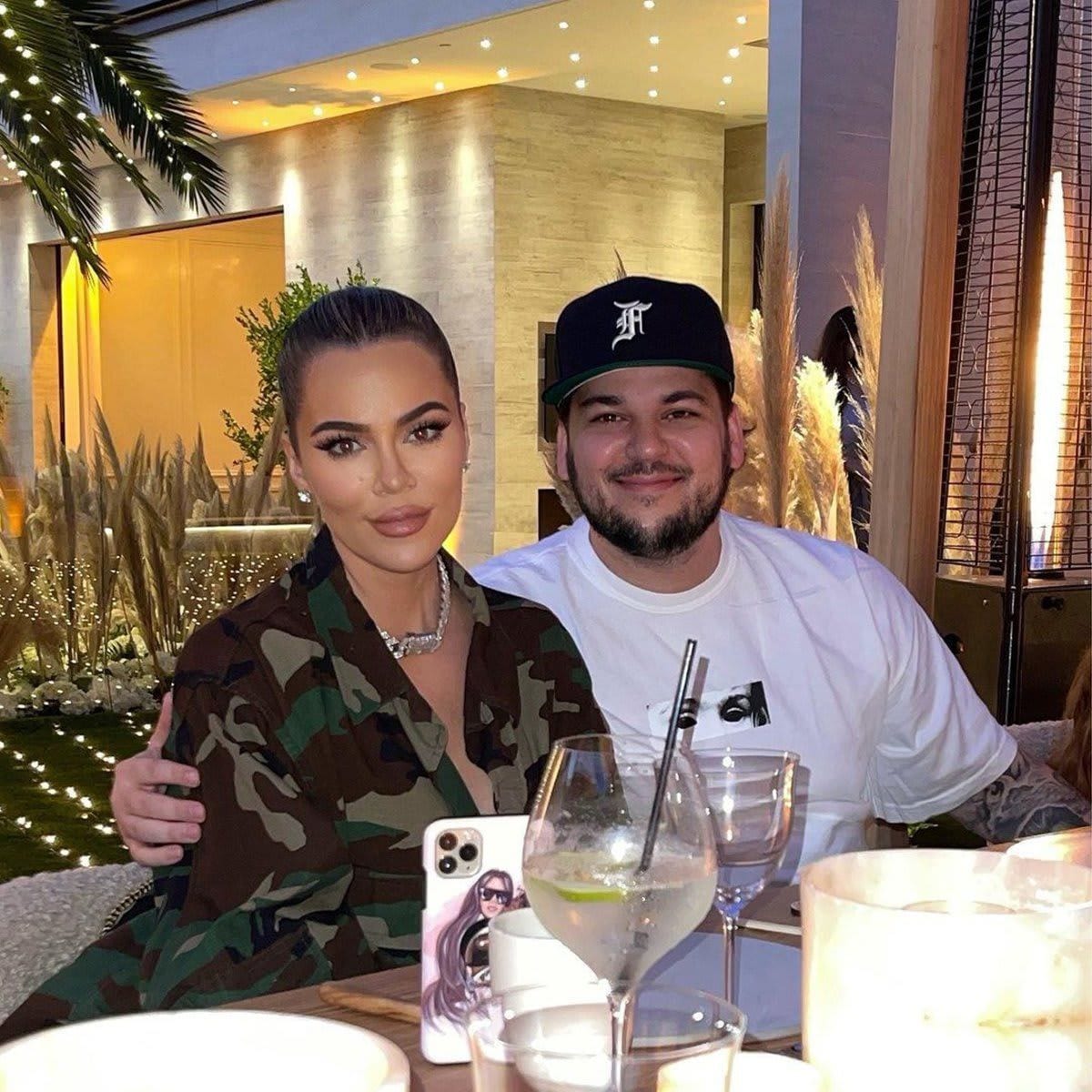 Kim Kardashian goes to dinner with Khloe, Rob, Kourtney, and Travis Barker