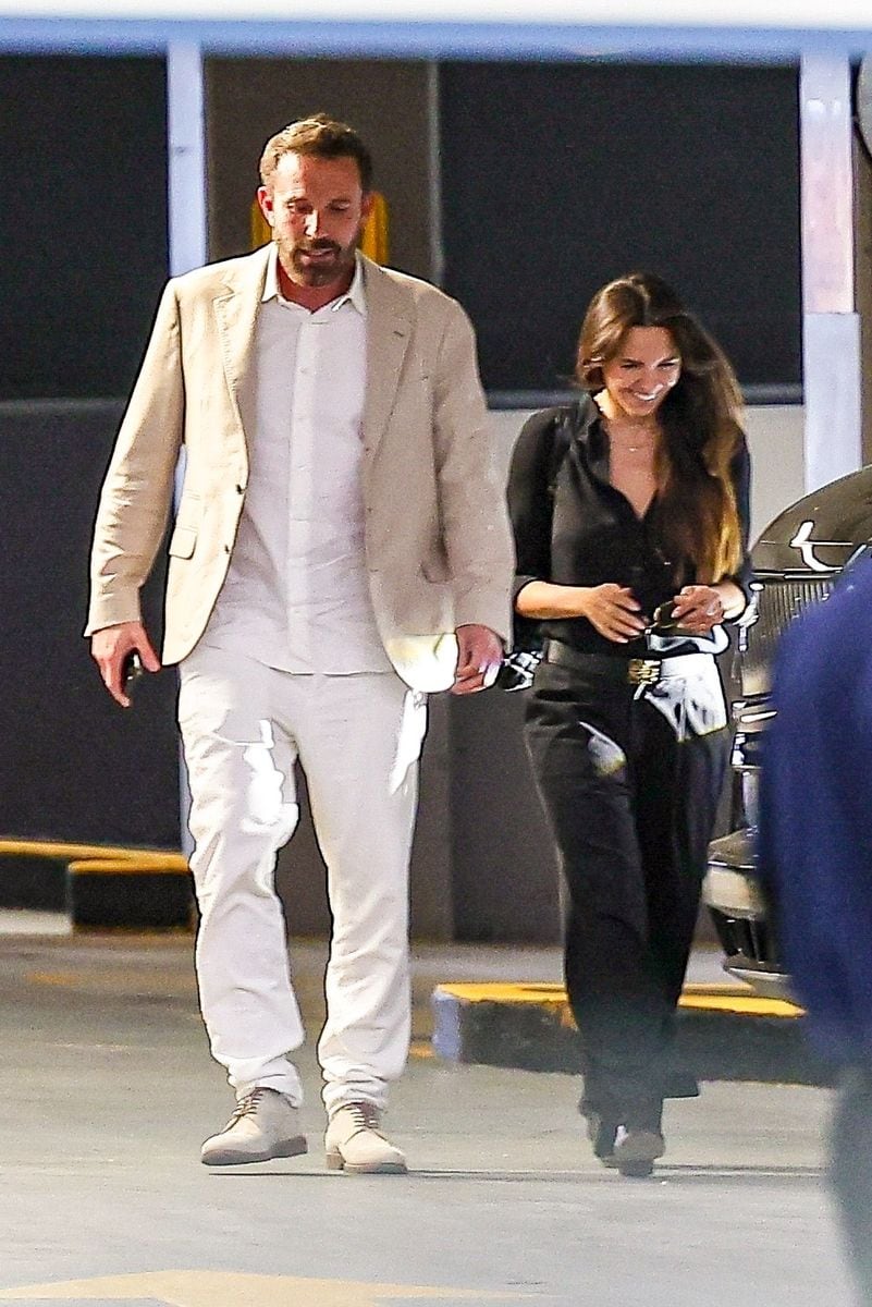 Photo © 2025 Backgrid/The Grosby Group   *EXCLUSIVE*  West Hollywood, July 24, 2025.  Ben Affleck was spotted walking and chatting closely with Luciana Barroso, wife of longtime friend Matt Damon, as the pair made their way to Soho House in West Hollywood. Ben was seen looking sharp in a cream blazer and white slacks amid ex Jlo's release of Wreckage of You, about their relationship, while Luciana kept things elegant in a black button-down and wide-leg trousers. The two were seen smiling and laughing, enjoying a lighthearted moment during their evening out.  ***  Ben Affleck fue visto caminando y charlando con Luciana Barroso, esposa de su viejo amigo Matt Damon, mientras se dirigían a Soho House en West Hollywood. Ben lucía elegante con un blazer color crema y pantalones blancos durante el lanzamiento de "Wreckage of You", de su ex JLo, sobre su relación, mientras que Luciana lucía elegante con una camisa negra abotonada y pantalones anchos. Ambos fueron vistos sonriendo y riendo, disfrutando de un momento desenfadado durante su salida nocturna.