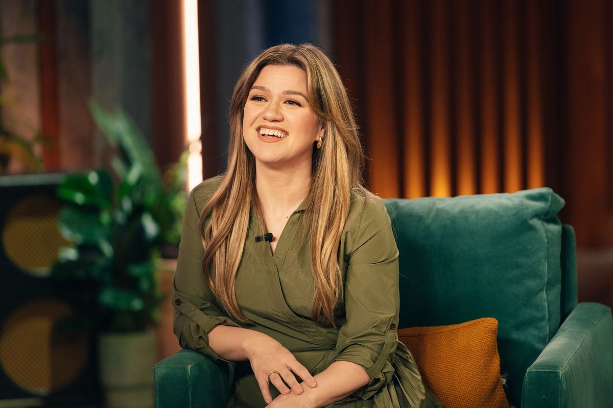 Kelly Clarkson fans panic as she mysteriously skips talk show episode