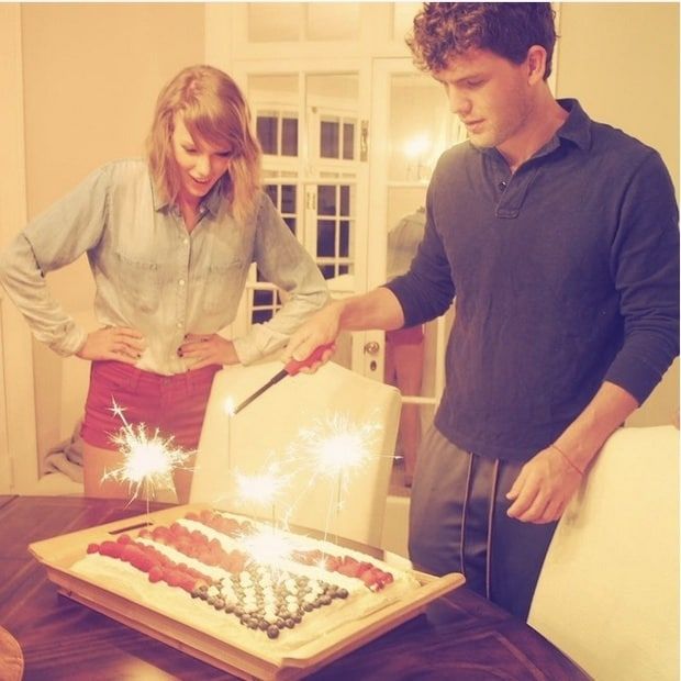 Taylor Swift glows as she admires her sparkler cake.
Photo: Instagram/@TaylorSwift