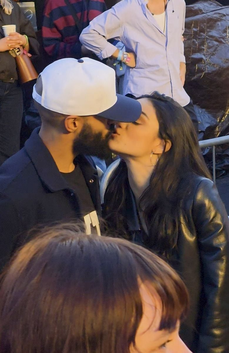 
Rachel Zegler was seen sharing a passionate kiss with a mystery man while enjoying Sabrina Carpenter's headline performance at the American Express presents BST Hyde Park Festival. The Snow White star, who has been in London starring as Eva Peron in the musical Evita, appeared to debut a new romance at the event. This comes eight months after rumors of her split from boyfriend Josh Andrés Rivera, though the couple never confirmed their breakup. ****
Rachel Zegler fue vista compartiendo un beso apasionado con un hombre misterioso mientras disfrutaba de la actuación principal de Sabrina Carpenter en el American Express presents BST Hyde Park Festival. La estrella de Blanca Nieves, que se encuentra en Londres interpretando a Eva Perón en el musical Evita, pareció presentar su nueva relación en el evento. Esto ocurre ocho meses después de los rumores sobre su ruptura con Josh Andrés Rivera, aunque la pareja nunca confirmó su separación.