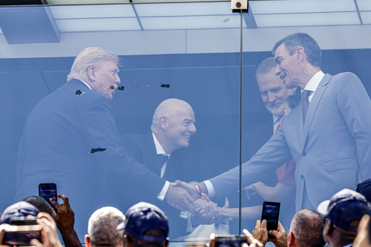 Donald Trump greets King Felipe VI as FIFA President Gianni Infantino and Spanish Prime Minister Pedro Sánchez look on from the VIP box at MetLife Stadium.