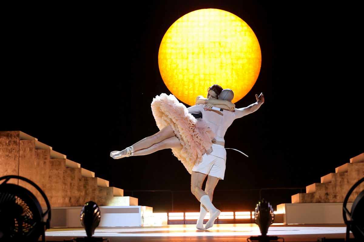 Ballet continues to influence Rosalía's artistic identity, both on stage and behind the scenes.