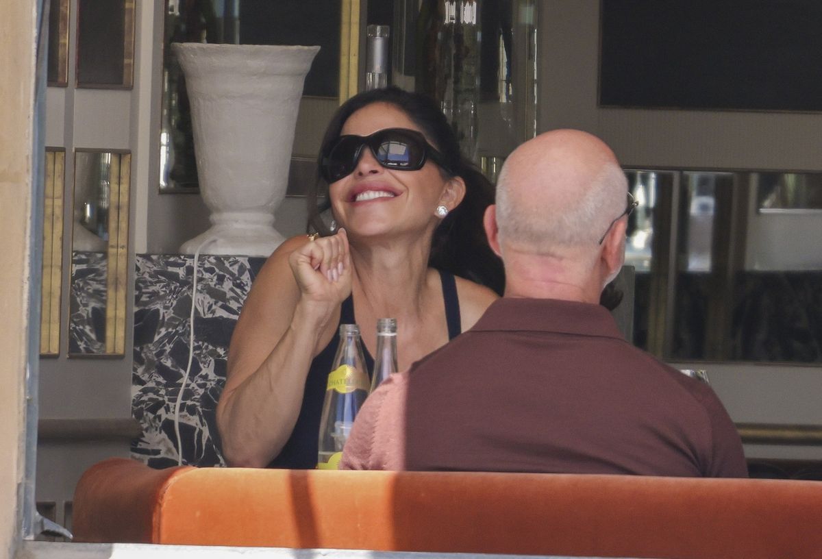 Lauren Sánchez marked her first wedding anniversary with Jeff Bezos by sharing a romantic ocean sunset on Instagram.