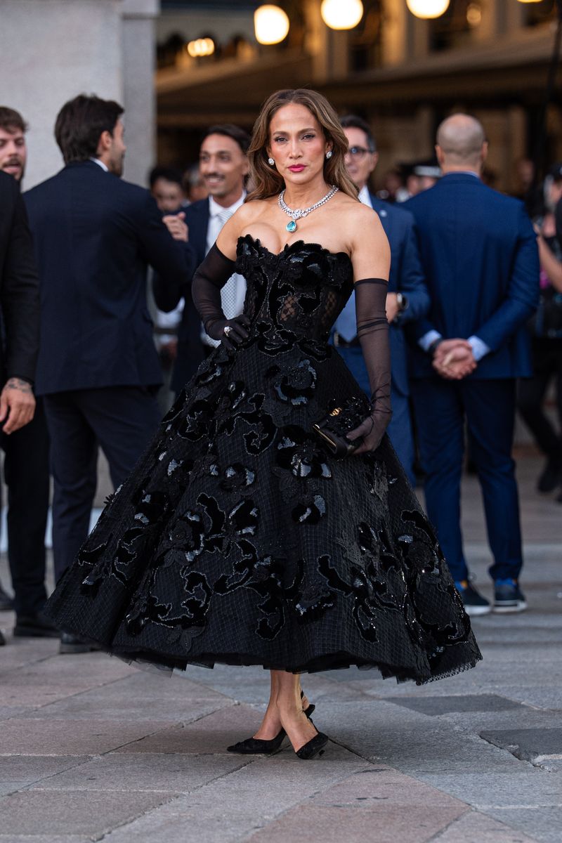 Jennifer López trajo gran glamour a Milán con un espectacular vestido de fiesta negro durante la Semana de la Moda de Milán el 22 de septiembre de 2026.