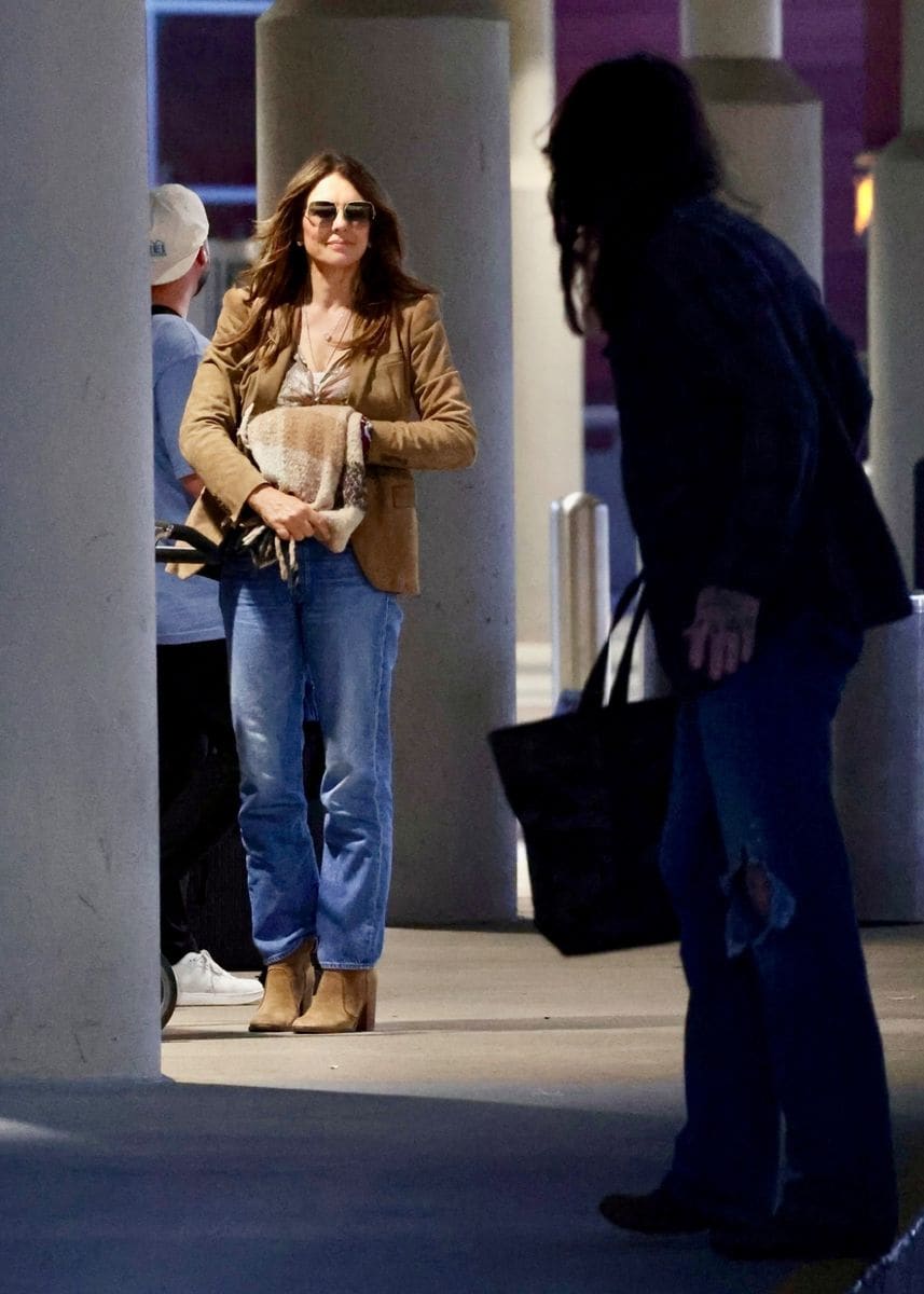 Elizabeth Hurley and Billy Ray Cyrus say goodbye at the Nashville airport