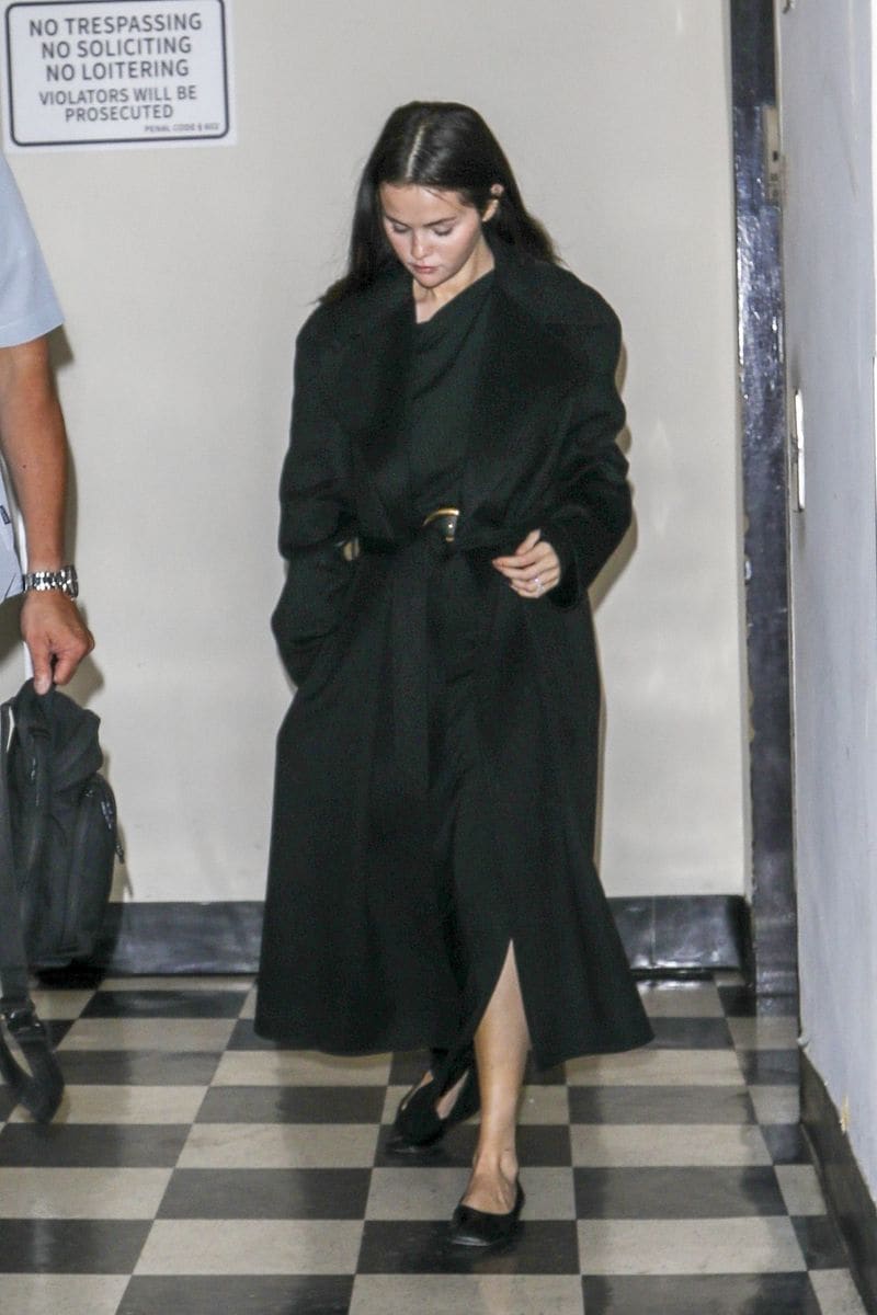 Selena Gomez turns heads in an all-black outfit as she enjoys a night out with Benny Blanco and friends at Sushi Park in West Hollywood.