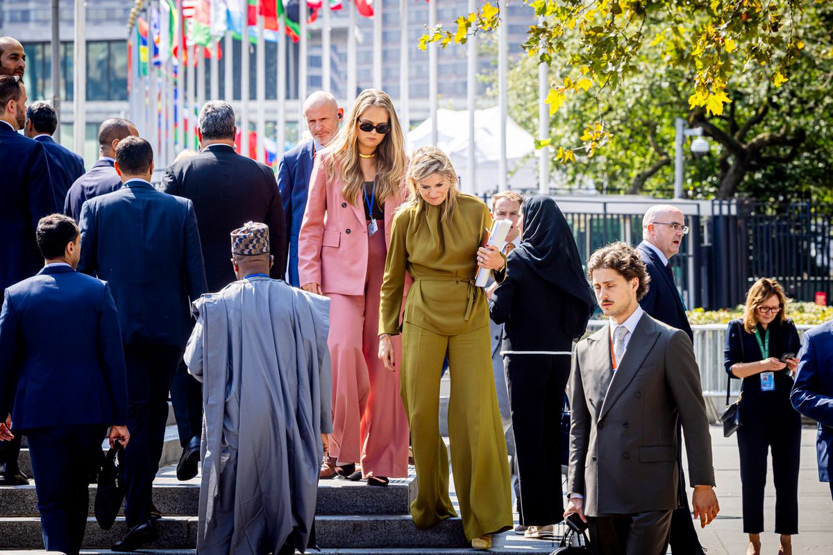 In New York, the duo leans into trending colors: Máxima in olive green, Amalia recycling her soft pink Max Mara suit first worn in Athens.