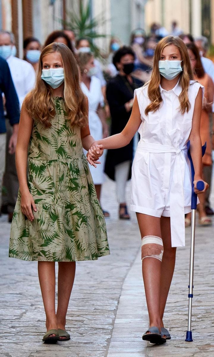 Princess Leonor gave her sister Infanta Sofia a helping hand on Aug. 10