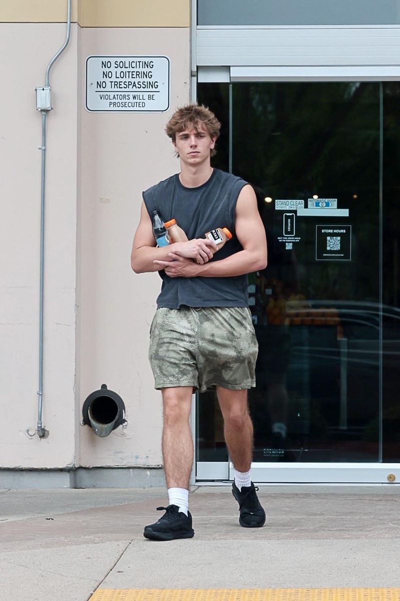Britney Spears' son Jayden Federline stocks up on pressed juice from Erewhon market in Calabasas after spending time with his mom amid her DUI arrest.