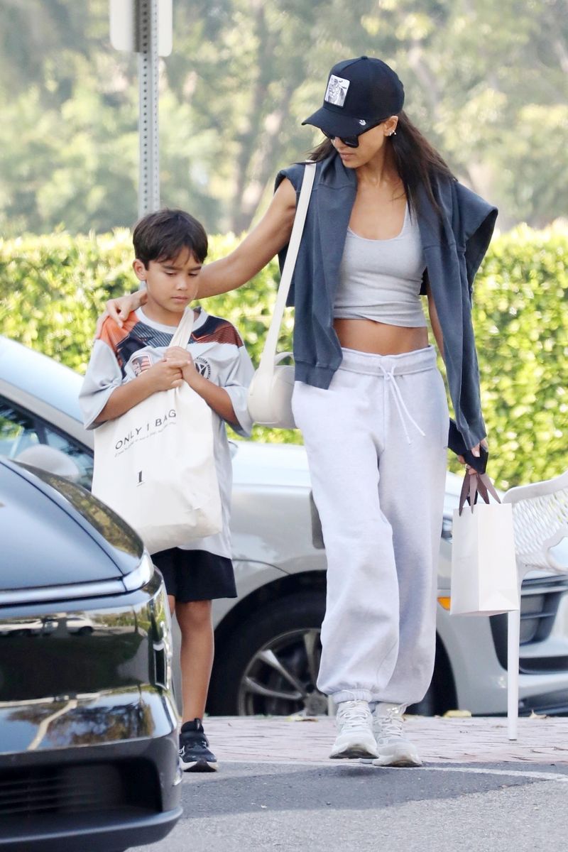 Photo © 2025 Backgrid/The Grosby Group

EXCLUSIVE 

Beverly Hills, CA   8 NOVEMBER 2025  

Jessica Alba was spotted in Beverly Hills enjoying a sweet mother-son outing with her son, Hayes Alba Warren. The actress and entrepreneur was seen walking with him through the neighborhood before arriving together at the Roil salon, where Hayes was scheduled for a haircut.****

Jessica Alba fue vista en Beverly Hills disfrutando de una salida dulce con su hijo, Hayes Alba Warren. La actriz y empresaria caminó con él por el vecindario antes de llegar juntos al salón Roil, donde Hayes tenía programado un corte de cabello.