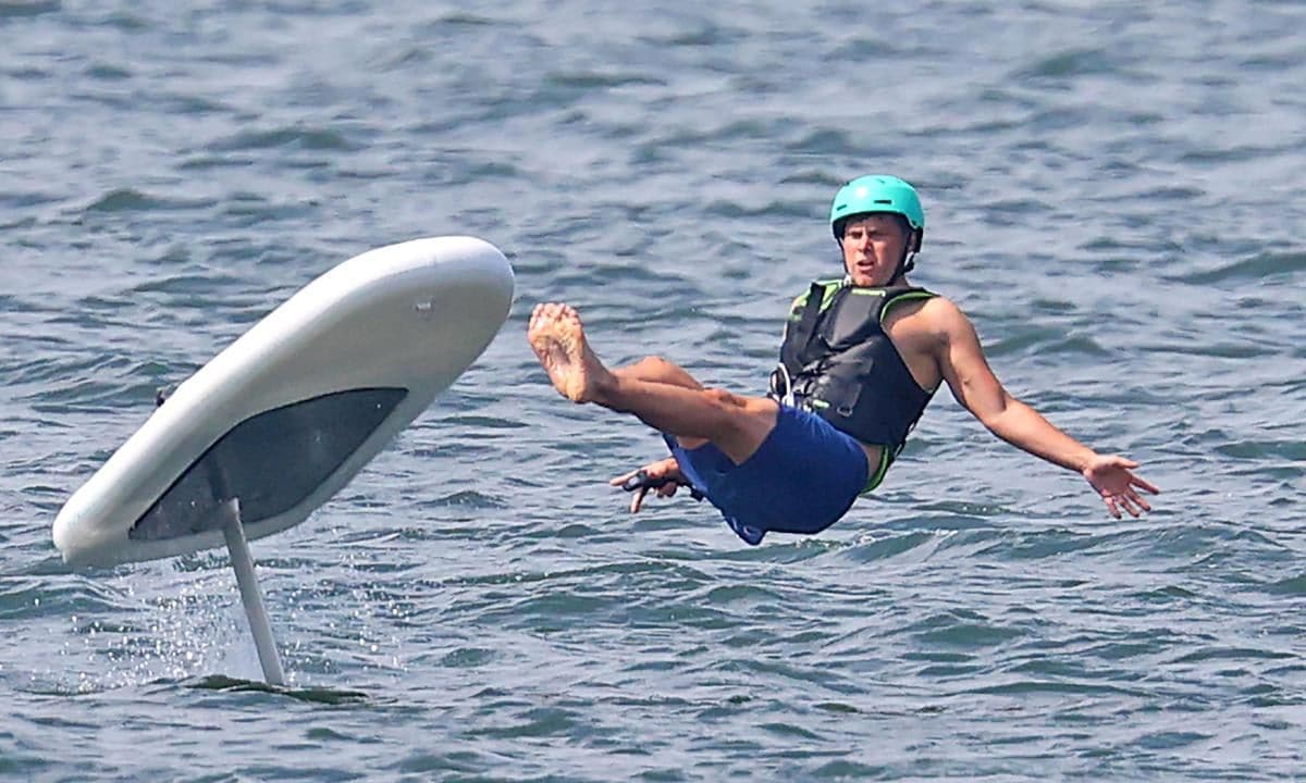 Scarlett Johansson and Colin Jost enjoy the Hamptons
