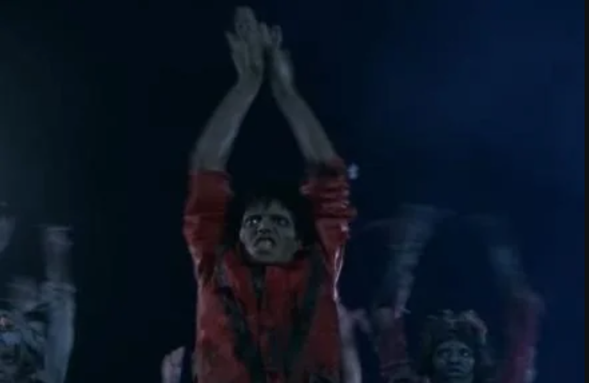 A surprising detail hidden in Michael Jackson’s iconic “Thriller” dance sequence is capturing fans’ attention decades later. During one of the choreography’s most famous moments, Jackson appears to clap using the backs of his hands instead of his palms.
