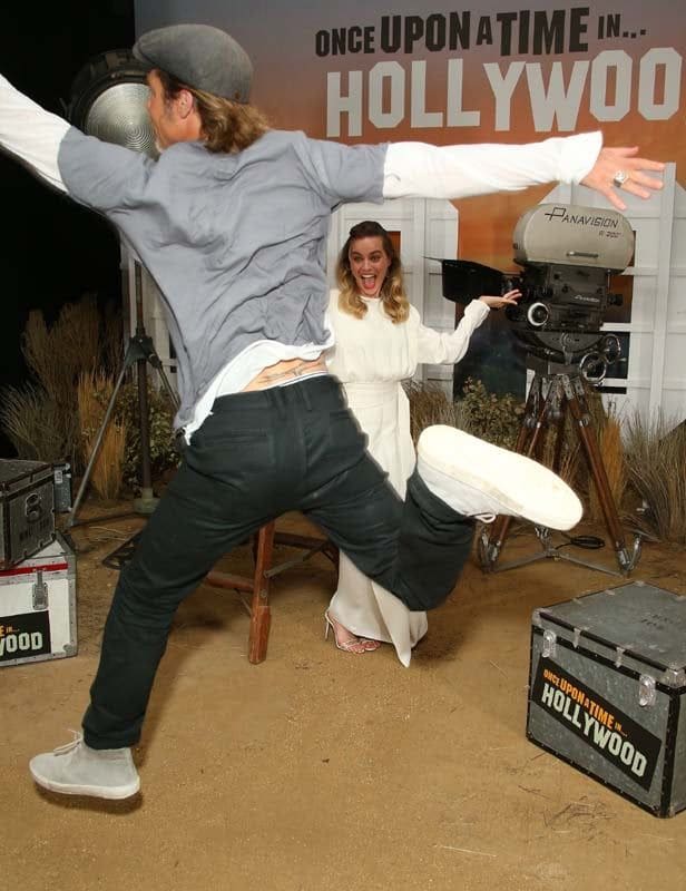 brad pitt once upon a time photobomb margot robbie