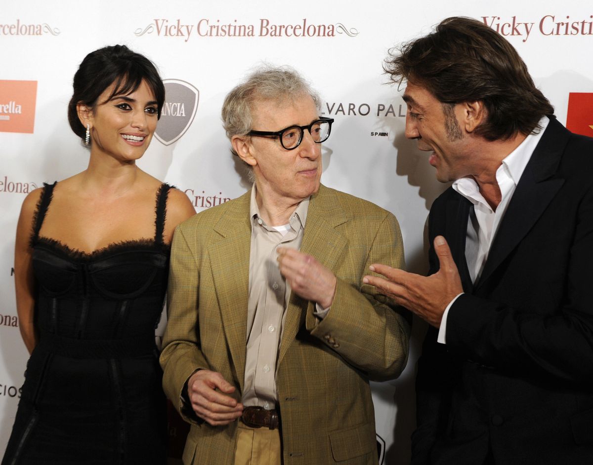 US director Woody Allen (C), Spanish actress Penelope Cruz (L) and Spanish actor Javier Bardem (R) pose for photographers before the screening of their film "Vicky Cristina Barcelona" on September 20, 2008 
