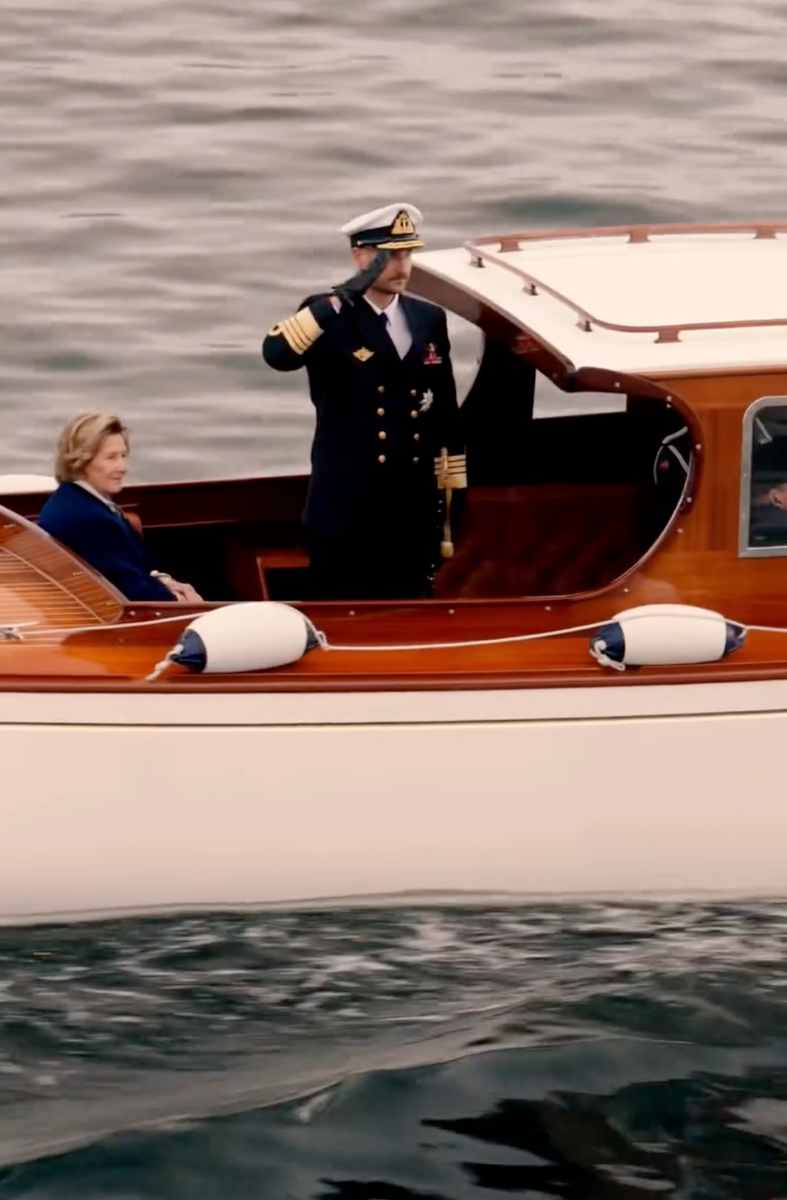 King Haakon and Queen Sonja departed the Royal Yacht together as the monarch brought the 2026 season to a close.