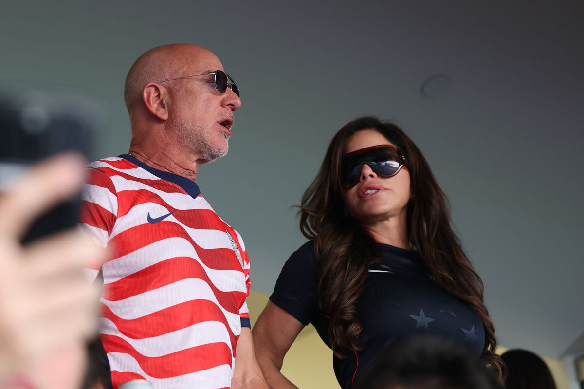 Lauren Sánchez Bezos and Jeff Bezos attended FIFA World Cup match ...