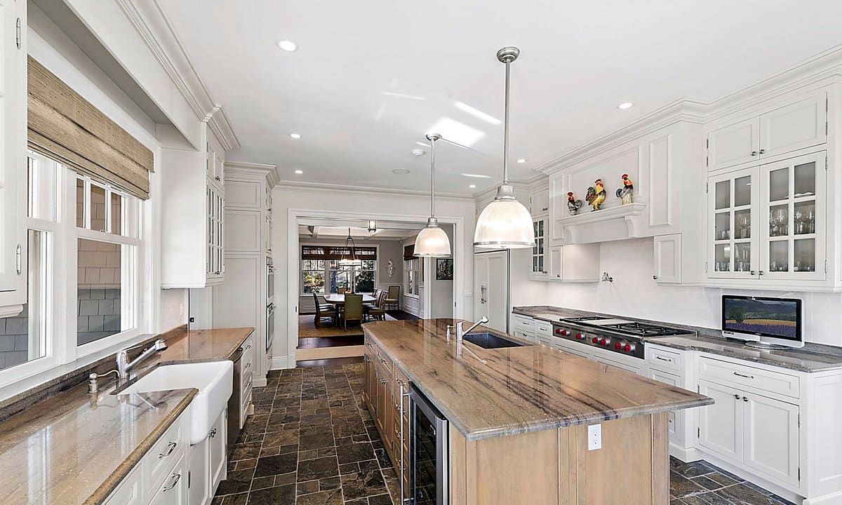 Alex Rodriguez has rented a $ 200,000 a month house in The Hamptons for the summer.