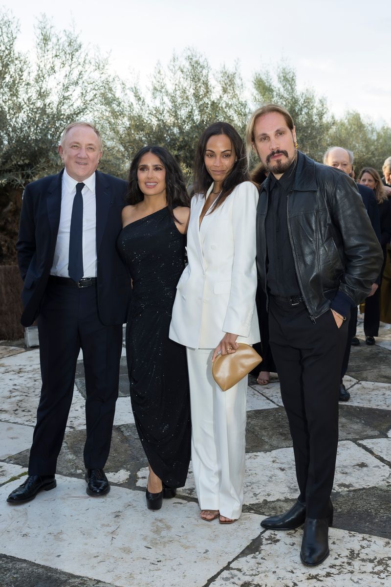  Zoe Saldaña and Salma Hayek turned a simple evening into a striking fashion moment, stepping out on a double date with their husbands