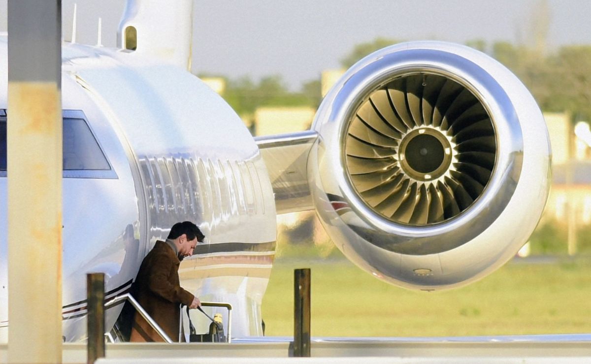 Lionel Messi arrived in Argentina aboard his private jet accompanied by his wife, Antonela Roccuzzo, and their three sons, Thiago, Mateo and Ciro