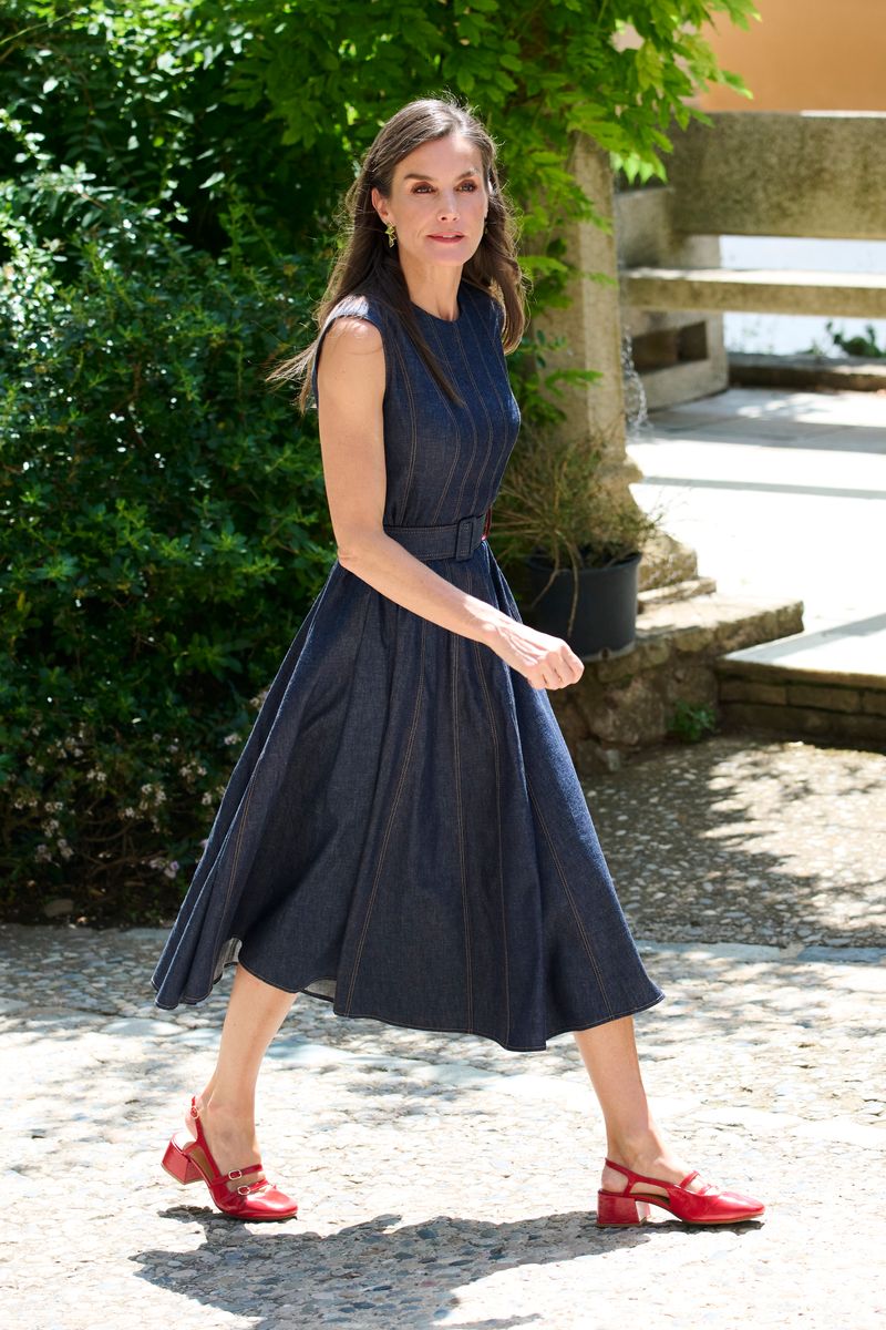  Queen Letizia’s Effortless Style Shines in Denim and Red Heels"