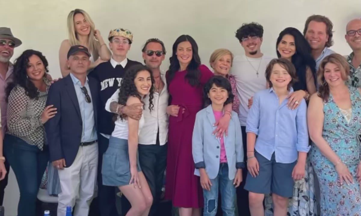 Marc Anthony y Dayanara Torres con sus hijos