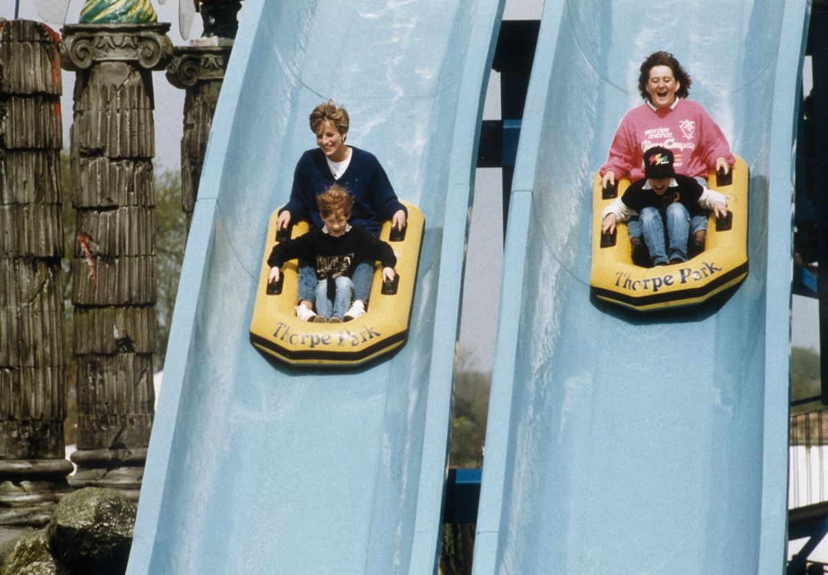 Diana, princesa de Gales, con el príncipe Harry y el príncipe William con su niñera en el paseo Depth Charge en Thorpe Park, parque temático, el 18 de abril de 1992